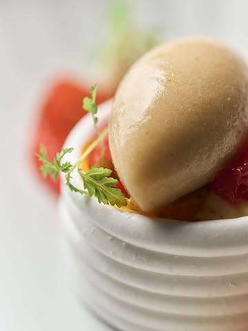 Un peu de fraîcheur ? On a ce qu'il vous faut. 🧊 Un dessert tout en pamplemousse, où l'amertume et le acidulé se donnent la réplique. Vif, net, désaltérant — la note finale idéale quand le soleil tape. Au Mylord, on aime finir sur une pointe de peps.

____

Zin in wat frisheid ? Wij hebben precies wat u zoekt. 🧊 Een dessert helemaal rond pompelmoes, waar bitterheid en zuur elkaar mooi aanvullen. Levendig, helder, dorstlessend — de ideale slotnoot wanneer de zon fel brandt. In het Mylord sluiten we graag af met een vleugje pit.

#mylord #courtrai #ellezelles #Gastronomie #lesgrandestablesdumonde #michelinguide #michelinbelgique #gaultmillau #pamplemousse #dessert #finedining #fraicheur #zomer #patisserie #gastronomiebelge

Reserveringen | Réservations

☎️ +32 68 54 26 02
✉️ info@mylord.be
💻 www.mylord.be

📍 Ons adres | Notre adresse📍

Rue Saint-Mortier 35
7890 Ellezelles

📸 Anthony Florio