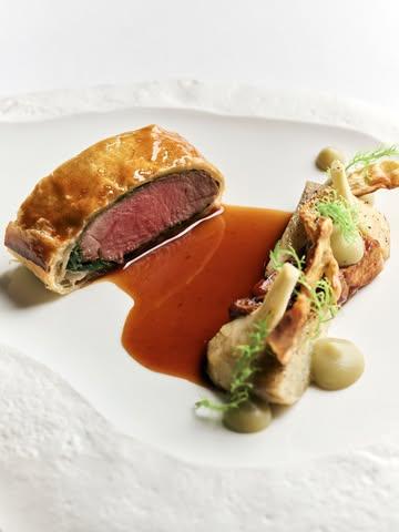Dernière semaine avant notre pause estivale. Ensuite, le Mylord ferme quelques jours — le temps de souffler et de revenir affûtés.

D'ici là, il se pourrait bien que la cuisine réserve quelques surprises. Disons qu'un ou deux plats ont pris un peu d'avance sur le calendrier… On n'en dira pas plus. Ceux qui passeront la porte cette semaine comprendront — et surtout, goûteront.

Il reste des tables ! À vous de jouer.

____

Laatste week vóór onze zomerpauze. Daarna sluit het kasteel enkele dagen de deuren — even op adem komen en scherp terugkomen.

Tot dan houdt de keuken misschien wel een paar verrassingen achter de hand. Laten we zeggen dat één of twee gerechten wat voorsprong hebben genomen op de kalender… Meer zeggen we niet. Wie deze week binnenstapt, zal het begrijpen — en vooral proeven.

Er zijn nog tafels vrij ! Aan u de keuze.

#mylord #ellezelles #lesgrandestablesdumonde #michelinbelgique #gaultmillau #dernieresemaine #finedining #chateau #gastronomiebelge

Reserveringen | Réservations

☎️ +32 68 54 26 02
✉️ info@mylord.be
💻 www.mylord.be

📍 Ons adres | Notre adresse📍

Rue Saint-Mortier 35
7890 Ellezelles

📸 Anthony Florio