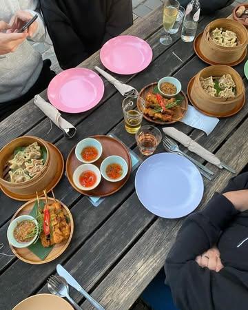 Vanaf nu kan je van onze gerechten genieten op het terras van @cafe.zeezicht! 
Scan de qr code die op tafel ligt,plaats uw bestelling en wij regelen de rest. 
Tot snel!