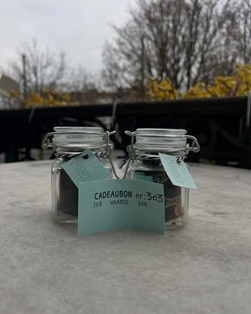 ✨ Geef de smaken van Overzee cadeau! ✨
Wil je iemand verrassen met een culinaire reis vol kruiden, geuren en smaken? Onze cadeaubonnen zijn nu beschikbaar! 🎁

💻 Bestel eenvoudig online via de link: https://bookings.zenchef.com/shop?rid=367617
📍 Liever een fysieke bon? Kom gerust langs in ons restaurant om er eentje op te halen!

🕰️ Beschikbaar voor een sfeervolle avond uit bij Overzee:
Dinsdag - Zaterdag | 17:30 - 22:00

Verras je geliefden met een unieke eetervaring. 🍽️💫
#Overzee #RiceUpForSpice #Cadeaubonnen