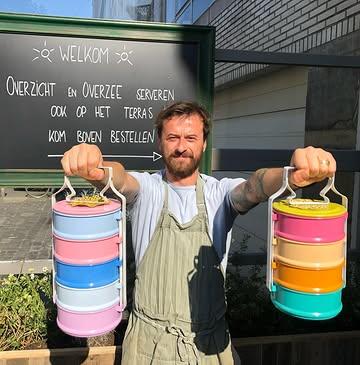 ✨ 10 jaar Overzee ✨

Dit jaar vieren we het 10-jarig bestaan van Overzee. Een mijlpaal die we nooit hadden bereikt zonder het vertrouwen van onze gasten én de steun van onze trouwe handelaars en partners. Samen hebben jullie Overzee mee gevormd tot wat het vandaag is.

Om dat te vieren nodigen we jullie uit op zaterdag 7 maart voor een feestelijk jubileumdiner.

🍽 10-gangen tastingmenu met Onze 10 meest typerende gerechten van de afgelopen jaren. 
💶 €48 p.p. (🥕 Vegetarisch mogelijk, graag vooraf vermelden bij reservatie)
🕕 Start om 18u

Na het diner voorzien we randanimatie en openen we onze bar op het tweede verdiep om gezellig na te genieten.
Geen diner? Vanaf 21u ben je ook welkom om samen met ons te klinken 🥂
📩 Reservaties via mail: info@restaurantoverzee.be of slide even in onze dm’s 
(Tafels van 2 of 4 personen – plaatsen zijn beperkt)

We kijken ernaar uit om samen deze 10 mooie jaren te vieren.