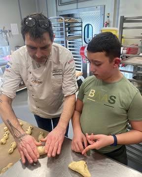 🍰 Les Ateliers Gourmands – Pâtisserie Wilmot
Apprenez, partagez, créez… et repartez avec vos réalisations
🕒 Tous les ateliers ont lieu le samedi de 15h à 18h
👨‍🍳 Tabliers fournis – Produits à emporter
👥 12 participants max (ou 8 binômes selon atelier)
🍓 Samedi 16 mai
Tartes modernes & classiques
 Maîtrisez les bases et les finitions pour réaliser des tartes dignes d’une vitrine de pâtisserie.
💰 75€ / pers
🍫 Samedi 30 mai
Les Mélo-Cakes
 Réalisez ces gourmandises iconiques avec un enrobage chocolat parfait et une texture irrésistible.
💰 75€ / pers
🥐 Samedi 13 juin – Spécial Fête des Pères
Viennoiseries en duo (parent + enfant)
 Partagez un moment complice et apprenez les secrets des croissants et pains au chocolat maison.
👥 8 binômes max
💰 75€ / duo
🍽️ Samedi 27 juin
Desserts à l’assiette (chaud & froid)
 Apprenez à dresser et équilibrer des desserts comme au restaurant, entre textures et températures.
💰 75€ / pers
🍪 Samedi 11 juillet
Goûters d’enfance (dès 12 ans)
 Redécouvrez les grands classiques du goûter avec une touche de savoir-faire artisanal.
💰 75€ / pers
📍 Inscriptions en magasin
📞 Places limitées – Réservation conseillée