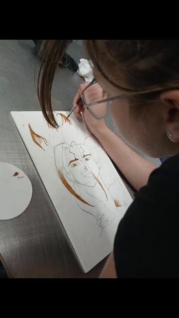 Après déjà 1 semaine de travail, Solène, 16 ans , en 1ère année d' apprentissage, attaque la mise en peinture du pastillage ( mélange de sucre , gélatine et citron ) , elle utilise de l essence de café et beaucoup de patience 🤭 . 
L' arbre en pastillage et les feuilles auront séché durant 4 jours avant le passage à  l' aerographe , elle utilise uniquement des colorants alimentaires et aura peaufiné les angles avec un peu de glace royale ( sucre blanc d' œufs et citron 🍋) ...