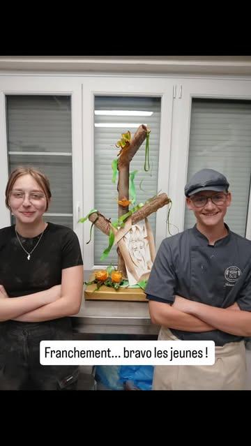 Quel bonheur de voir cette jeunesse-là ! 🌟 À 15 et 16 ans, ils viennent de réaliser leur toute première pièce en sucre, avec le sourire du début à la fin. Ils ont travaillé, appris, testé, recommencé… tout en s'amusant. Dans un contexte où l'on entend souvent parler de ce qui ne va pas, voir deux jeunes aussi motivés, curieux et enthousiastes est une véritable bouffée d'oxygène. Merci à vous deux pour votre énergie, votre bonne humeur et votre envie d'apprendre. Vous me rappelez pourquoi j'aime tant transmettre ce métier. 👏 #passion #patisserie #patisserewilmot
