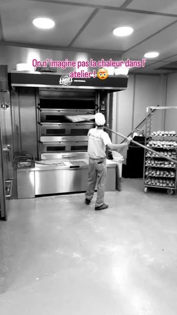 Cette nuit encore, pendant que beaucoup cherchaient un peu de fraîcheur ou dormaient paisiblement, nos boulangers étaient déjà à l'œuvre.
Par une chaleur parfois étouffante, devant des fours brûlants, ils ont pétri, façonné, enfourné et préparé avec passion votre pain, vos viennoiseries et votre petit-déjeuner.
Un immense merci à toute l'équipe de la Boulangerie Wilmot, mais aussi à tous les boulangers qui, partout, travaillent dans l'ombre lorsque la plupart des gens dorment encore.
Leur métier demande du courage, de l'endurance, du savoir-faire et surtout une véritable passion. Un travail souvent méconnu, difficile à imaginer lorsque les températures grimpent.
Alors aujourd'hui, nous voulions simplement leur dire : BRAVO !
Vous êtes les premiers à commencer la journée pour que celle des autres commence bien.
De vrais héros du quotidien. ❤️🥖🔥
"40°C près des fours, une nuit sans sommeil, des milliers de gestes répétés avec passion... Tout ça pour que votre petit-déjeuner soit prêt à l'heure. Respect à tous les boulangers. Les vrais héros ne portent pas de cape, ils portent un tablier." 🥖❤️🔥 #heros #boulanger
