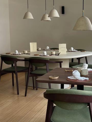 🍽️ Un nouveau restaurant vient d’ouvrir ses portes, et il a une vraie personnalité !

Chez Petricor, on ne choisit pas à la carte, et c’est tout le concept 😍 Le chef vous propose deux menus dégustation, un pour les petites faims, un pour les grandes. Vous vous laissez porter, il s’occupe du reste ✨

Sa signature ? Des classiques que vous connaissez, revisités avec une touche espagnole dans chaque assiette. Une sauce ici, un accent de saveur là, de quoi surprendre le palais à chaque bouchée 🤤

Aux fourneaux, Diego 👨‍🍳 Il a fait ses armes dans des établissements étoilés en Espagne avant de ressentir l’envie d’un nouveau souffle. Il est revenu en Belgique avec sa compagne pour construire ce projet qui lui ressemble 🖤

Une cuisine sincère, une expérience qui se vit du début à la fin. On vous laisse découvrir 🍷

📍 Avenue de Woluwe-Saint-Lambert 2, 1200 Woluwe-Saint-Lambert
🕐 Du mercredi au vendredi de 19h à 23h30
🕐 Samedi de 12h30 à 16h et de 19h à 23h30
🕐 Dimanche de 12h30 à 16h