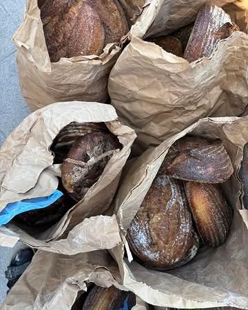 Wat een weekend … even schetsen , verschillende markten gaan door , desondanks er zoveel mensen afbelden , dus als brave mens en ik moet 2d op voorhand produceren dus altijd met een natte vinger moet je gokken … maar dat gaat deze bakker nooit meer doen , zulke temperaturen doe ik geen enkele markt meer !!! 

Om er dan losjes mee om te gaan en onze ambacht een beetje te downsizen. Sorry hiervoor ga ik passen .

Een winkelverkoop voorbije zaterdag waar je een deel broden extra hebt voorzien en waar ze nagenoeg allemaal zijn blijven liggen , normaal zijn ze weg.

Even een schets ,  104+80+122 broden verlies , als er dan mensen komen in de winkel en het brood is al op om 10u en men weet reeds van september 2025 dat we terug graag bestelde broden wensen , dan ben ik een gelukkig iemand als het brood op is en moet ik niet nadenken wat ga ik ermee doen ,togoodtogo is iets maar vandaag no go . Die 80 broden zijn de mensen die meestal los komen aankopen en hadden ook andere plannen .

Ik lig daarvan wakker als mensen toekomen en geen brood kunnen meenemen als het op is.

Broden verlies
Werkuren verlies 
Energie verlies 
Motovitatie is nog redelijk 

GEDURENDE EN ZEKERS GEDURENDE JULI EN AUGUSTUS IS HET BESTELLEN AANGERADEN,  ambacht is ambacht, als je een brood wilt zonder input en ziel ..ga dan ergens ander eentje kopen .

WIE BROOD NOG ETEN NODIG  VOOR ZIJN BEESTJES ,dit is dan nog eens goed en gezond ,Laat iets weten via whatsapp.. heb genoeg en breng eventueel nog wat bakken mee. Krijg al de overschot niet op een foto 

Dus bestellen is de boodschap !
www.hetbroodverhaal.be