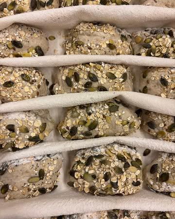 Morgen zijn we open om 8u-12.30
We gaan dan ook stilletjes opstarten met kleine broodjes , later beginnen we aan kleine broichebroodjes etc etc 

We hebben morgen 

Emiel ( 100% Oberkulmer spelt)
Black Star ( zwarte linzen)
Wittige Jan ( 3 granen)
Fidel ( huisgemaakte mout,rogge einkorn en spelt met pitten)
100% Kefirbrood 

Alles kan je nog bestellen online , behalve Fidel 

Tot morgen !!!