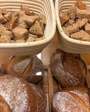 Almost open 😌… je kunt ook eens proeven van het brood , we zijn dus een desembakkerij sinds 2020, zuivere desem. Werken met landrassen granen bio en biodynamisch . Gewoon brood dat de dagen volgt geen meegaand desembrood geen brood met tientallen toevoegingen .

We werken hoofdzakelijk op bestelling maar hebben elke bakdag ook nog een deel losse verkoop en vandaag is den toog ook mooi gevuld.

Spring gerust binnen !!
In het prachtige Hulsen zijn we met ons winkeltje .

www.hetbroodverhaal.be