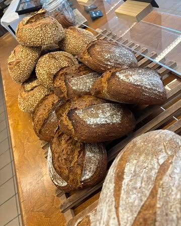 Vandaag in de winkel heerlijk Molenaars (oude landrassen en einkorn), Simo (100% Oberkulmer spelt en gekookt boekweit) en een krachtige Jan (extra kiem&havervlokken)

Deze broden kan je vandaag en vrijdag vinden bij boerderij_proviand 

Fijne dag verder !!

We zijn open tot 12.30 !!!!
Vergeet niet te bestellen voor nu zaterdag 
Zaterdag 8&15 augustus gesloten