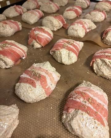 Vandaag op den toog … spelt met pompoenpitjes , spelt en gekookt boekweit , bonkige Jan , Wittige Jan , Jean Power , hemels fruit , Olijf , Rode ui en Rozemarijn 

We hebben ook : kleine Olijf , kleine rode ui, spekbonkjes , witte en bonkige bonkjes , kleine Fruitbroodjes … deze zijn allemaal bepekt ..hoe vroeger je komt hoe meer keuze .

Niet vergeten onze kaastoog , yoghurt van geitenmelk ,gedroogde worstjes etc 

Misschien tot straks !!! 

Bestellingen via teksten onderaan is niet mogelijk !! 

Bestellingen voor volgende week kan reeds via de website , zaterdag 8&15 augustus gesloten