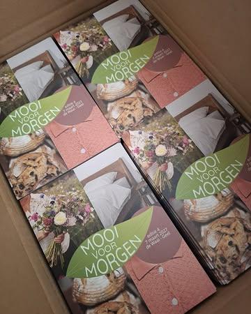 Ja! De flyers en affiches voor Mooi voor Morgen 4 zijn klaar. Dit keer geen groene achtergrond, maar vier van onze vaste standhouders in de kijker. Dankjewel, @biodynamika.turnhout , @leentje_blom.en.beez , @broodverhaal en @meerdanmooi.be 💚 
Ons drukwerk is op gerecycleerd fsc-papier, de inkt is plantaardig. Morgen op de eersten oogst in Turnhout is ons eerste promo moment. Fans die flyers of affiches willen om te verdelen, geef zeker een seintje!

#mooivoormorgenbeurs #duurzamebeurs #geelcentrum #mooivoormorgen2027