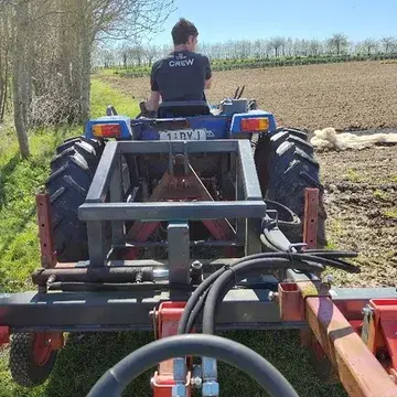 Tijd om compost uit te rijden deze week! De Ouro-bour.inn.en gespot in volle actie.
Dan kom je ook wel eens een mooi beestje tegen... dat hier alles vindt om te groeien in zijn verschillende levensfasen, zoals deze indrukwekkende neushoornkever(-larve/cocon) 🤩 De neushoornkever speelt een belangrijke rol in de afbraak van het organisch materiaal 🙏 
Ontegensprekelijk een goede voedingsbodem hier voor mens en dier 🌱 en voor onze lekkere voedzame groentjes! 
Je zou er honger van krijgen.
Een gezellige lunchbreak mag niet ontbreken.
Daar zetten we de tractor even voor langs de kant 😉

Wil je graag meegenieten?
In jouw flexibele groentemand volgende week :
Ourobouros' bloemkolen, gevarieerde snijsla, pijplook en/of platte peterselie
Mooie radijzen van @dezonnekouter
en/of vervullende kervel van @kollebloem?
Bestellen maar 👉 ourobouros-app.be

Onze chauffeur bezorgt dit lekkers op woensdag in jouw favoriete afhaalpunt 🚛 

Met smakelijke groeten! 😋

#biodynamischelandbouw
#biodynamischeboerderijourobouros
#devroente
#composthoop