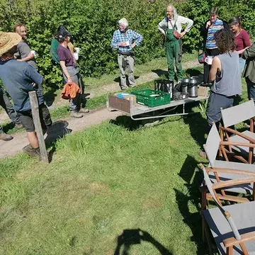 Onze vrienden van
@dezonnekouter
@kollebloem
@devroente
op bezoek op deze zonovergoten dag 🌞

Samen zijn op Ourobouros-land, elkaar inspireren
Vergelijkend waarnemen en bijleren.
Van een heerlijk kommetje soep gesmuld
En menig (boeren-)💚 vervuld

#biodynamischelandbouw
#biodynamischeboerderijourobouros
#devroente
#delekkersterucola
#bloemkoolsoep
