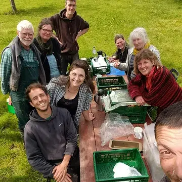 Deze (en andere🙏 ) toppers staan/zitten wekelijks voor jou klaar op het Ouro-veld, met flexibele pakketten, aan het stuur van de Ouro-camionette, op ons Ouro-buro en/of op de markt te Saint-Gilles!

Met veel plezier en toewijding
#topteam❤️

Met dank aan jullie voor het vertrouwen
#besteklanten❤️

#biodynamischelandbouw
#biodynamischeboerderijourobouros
#devroente