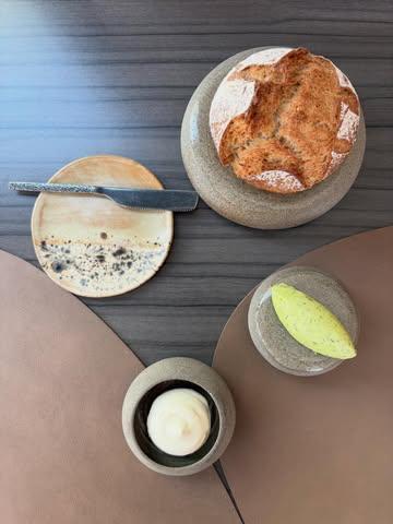 Chez nous, le pain a toujours été au cœur de la table. Le chef cherchait une belle façon de le mettre en valeur… et c’est désormais chose faite grâce aux magnifiques créations  @pottery.madebynat #restaurant #céramique #sartlezspa