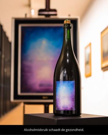 We zijn in de prijzen gevallen. 🏆 Onze 3 Fonteinen Armand & Gaston Vintage heeft de Geuze Design Award gewonnen. Het resultaat van een schone samenwerking met het FelixArt museum: elk vintage label wordt gesierd door Nachtlichten van Felix De Boek. Wilt ge de winnende fles nog op de kop tikken? Dat kan via de link in bio!
----

We have won a prize! 🏆 Our 3 Fonteinen Armand & Gaston Vintage has won the Geuze Design Award. The result of a wonderful collaboration with the FelixArt Museum: each vintage label is adorned with Felix De Boek's "Nachtlichten" (Night Lights). Want to snag the winning bottle? Want to grab one for your cellar? Click the link in bio. #3Fonteinen #FelixDeBoeck #Geuze #DesignAward #Nachtlichten