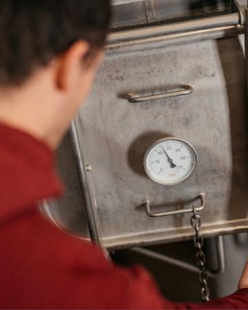 English below 👇 

Het is bijna zover: aanstaande zaterdag vieren we onze allereerste editie van Aged & Amazed. Afgelopen week hebben we je al laten zien wat je kan proeven in de lambik-O-droom.  Hoog tijd dus om je ook meer te vertellen over wat je allemaal kan beleven tijdens de Open Brouwdag: 

• zorgeloos vervoer: Onze hop-on hop-off shuttle rijdt vanaf 08:00 uur ’s ochtends. Je stapt op en af wanneer het jou uitkomt! 
• een kijkje achter de schermen: Onze brouwers zijn volop aan het werk, maar maken graag tijd voor een praatje en een woordje uitleg over het vak. En uiteraard voorzien we ook wat bieren om te proeven. 
• Voor de echte lambikbierliefhebber die het meest magische moment niet wil missen: we mikken erop om tussen 18:00 en  19:00 het koelschip te storten!  De exacte tijd kunnen we je de dag zelf meegeven vanaf 15:00

⚠️ Let op: de ruimte  in de brouwerij is beperkt, dus zorg dat je op tijd bent om er zeker mee van te genieten!

Tot zaterdag! 🚀

Aged & Amamazed: Open Brew Day
It’s almost here! This upcoming Saturday, we’re hosting our very first edition of Aged & Amazed. Last week, we gave you a preview of what you’ll be able to taste in our lambik-O-droom. Now, let’s dive into what you can expect from the Open Brew Day.

Stress-free transport: Our hop-on hop-off shuttle will be running all day, starting at 08:00 AM. Hop on at whatever time suits you!

A peek behind the scenes: Our brewers will be working hard, but they are more than happy to chat and explain exactly what they are doing.

For the true lambikfans: To ensure you don't miss the most magical moment, we’re aiming to fill the coolship between 6:00 PM and 7:00 PM.

⚠️ Heads up: Space in our brewery is limited. Make sure to arrive early to secure a good spot so you don’t miss out.

See you Saturday!