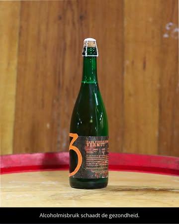 BESPELINGEN VAN HET LOT VII
1 mei – 3 mei

Na de blends van vorige week presenteren we nog een nieuwe houtgerijpte lambik, deze keer uit Andalusië ... jullie weten ondertussen dat een stukje van ons hart daar al jarenlang ligt, toch? Daardoor konden we er in 2024 een schoon quartercask Vermut vat vinden; met slechts 255 flessen als oplage. Onze lambik heeft volledig op dit vat gerijpt! En daar kan je er ‘drink-in’ van genieten.

Daarnaast presenteren we een nieuwe Riesling en voor het eerste en maceratie van Oostenrijkse Zweigelt-druivenpomace. Onze Cuvée Verlinden is dan weer een hommage aan de prachtige familie Verlinden, waarvan we al enkel jaren pruimen mogen aankopen.

TWISTING THE FATE VII
May 1st – May 3rd

Following last weeks reveal of the upcoming blends , we are presenting another cask-finished lambic, this time from Andalusia. After all, we’ve left a piece of our heart there more than a decade ago. That’s why we were able to find a beautiful Vermut quarter cask in 2024, with a limited yield of only 255 bottles. Our lambic has fully aged in barrel! You can enjoy this one as a 'drink-in' option.

We are also presenting a new Riesling and, for the first time, a maceration of Austrian Zweigelt grape pomace. Our new Cuvée Verlinden is a tribute to the wonderful Verlinden family, from whom we have been purchasing plums for several years.