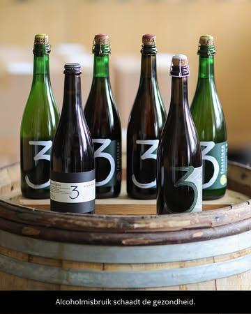 Bespelingen Pack & Flessen
Kon je er afgelopen weekend niet bij zijn? Ook dit weekend blijven we al onze bieren serveren, kom gerust langs van vandaag tot en met zondag om zelf eens te proeven van onze lambikbieren. Het volledige Bespelingen-pack, inclusief de 3 Jura-blends is ook nog te koop in onze shop.

Wil jij de blends online kopen? Vanaf 16 uur zijn er op onze webshop volgende nieuwe bieren beschikbaar.

• Voor de twee nieuwste druivenlambikken, Riesling en Zweigelt, werkten we samen met bevriende biodynamische wijnmakers uit Duitsland en Oostenrijk.

• De nieuwste Rabarber / Schaarbeekse is ook beschikbaar.

• Meer & More is een ‘collab’ met de Amerikaanse brouwerij De Garde uit Tillamook, Oregon. Zij blendden hun wild ale met Mourvèdre-druiven met onze lambik tot deze unieke en gelimiteerde fles.

• Voor de Cask Finish Jura Barrel Blend lieten we onze lambik rijpen op een oxidatief savagnin- en een vin-jaunevat. Deze Jura Barrel Blend is zéér gelimiteerd beschikbaar, met een limiet van één fles per persoon.
Ga naar de webshop via de link in bio

English 
Bespelingen Pack & Blends

Were you not able to make it last weekend? We will still have the beers on tap throughout the weekend. Feel free to drop by from today through Sunday to taste our newest blends for yourself. The full Bespelingen pack, including the three Jura blends is still for sale in our shop.

Do you want to place an order in our webshop? Starting at 4 PM CET, the following beers will be available.
• For the two newest grape lambics, Riesling and Zweigelt, we collaborated with friendly biodynamic winemakers from Germany and Austria.

• The newest Rhubarb / Schaarbeekse is also available.

•Meer & More is a ‘collab’ with the American brewery De Garde from Tillamook, Oregon. They blended their wild ale with Mourvèdre grapes with our lambic into this unique and limited bottle.

•For the Cask Finish Jura Barrel Blend, we matured our lambic in an oxidative savagnin and a vin jaune cask. This Jura B