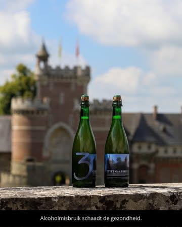 Brabants erfgoed in een fles: met trots brengen we onze geschiedenis samen met die van @kasteelvangaasbeek in een unieke Oude Geuze: Cuvée Gaasbeek.

Eeuwen geleden vormden de vruchtbare velden de graanschuur voor de Heeren van Gaasbeek. Met dit bier keert die landbouwtraditie terug. Cuvée Gaasbeek is volledig gebrouwen en gestoken met 100% biologische gerst en tarwe van de historische kasteelgronden.

Deze Oude Geuze is enorm gelaagd. De basis bestaat uit lambikken die één, drie en vier jaar rypte op eiken vaten, met een aandeel oude lambik van bijna 60%. Na 21 maanden rust in de warme kamer hebben tijd en wilde gisten hun werk gedaan; de flessen zijn klaar.

De eerste flessen worden ontkurkt op 3 juli tijdens ‘After Hours’ in de Binnentuin van het Kasteel en Caffè Carletto (tot 22u, met livemuziek & foodtruck). Tickets via de link in bio!
Vanaf zaterdag 4 juli: te koop bij het kasteel, Caffè Carletto, graaf. Brasserie én in onze lambik-O-droom in Lot. Waar we ook nog andere flessen zullen hebben... maar daarover morgen meer! 💠

English --

Brabant heritage in a bottle: we are proud to weave our history together with that of @kasteelvangaasbeek in a unique Oude Geuze: Cuvée Gaasbeek.

Centuries ago, these fertile fields served as the granary for the Lords of Gaasbeek. With this collaboration, that agricultural tradition returns. Cuvée Gaasbeek is fully brewed and blended with 100% organic barley and wheat from the historic estate.

This Oude Geuze carries incredible complexity, blending lambiks aged for one, three, and four years in oak barrels (nearly 60% old lambik). After 21 months of bottle conditioning, time and wild yeasts have done their work; the bottles are ready to be shared.

The first bottles will be uncorked on July 3rd during the ‘After Hours’ event in the Castle Courtyard and Caffè Carletto (until 10 PM, with live music & food truck). Tickets via our bio!
From Saturday, July 4th: available to taste and buy at the castle, Caffè Carletto, graaf. Brasse