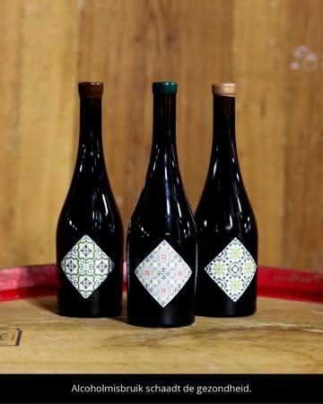 Zenne y Frontera Single Barrel Release Weekend 2026 

Wat begon als een samenspel tussen twee eeuwenoude ambachten, groeide uit tot een vaste waarde in de 3 Fonteinen bieren. Waar we voor onze ‘klassieke’ Zenne y Frontera zoeken naar de perfecte blend van verschillende vaten en sherry-soorten, viert de Zenne y Frontera Single Barrel-serie juist het onversneden en unieke karakter van één enkel vat. Onze Single Barrel is de meest pure en eerlijke expressie van de ontmoeting tussen de Zennevallei en Andalusië.

De drie vatexpressies van de 2026 release:
ZyF Single Barrel PX van Toro Albalá Een driejarige lambik die bijna een vol jaar mocht rusten op een vers geleegd, dertig jaar oud PX-sherryvat.
ZyF Single Barrel Oloroso van Gutiérrez Colosía Een monumentale sherry-lambik, gebrouwen meer dan 38 maanden voor botteling.
ZyF Single Barrel Brandy van Josefa Pérez Een zeldzame creatie waarin een driejarige lambik bijna zestien maanden tederheid genoot van een tachtig jaar oud 'Brandy de Jerez'-vat.

 4 Juli: Kom de drie gloednieuwe Single Barrels ontdekken! We dompelen de brouwerij weer onder in een warme, Andalusische sfeer. Tijdens het release weekend kan je de nieuwe Single Barrels in onze bar proeven, alsook aankopen in onze shop.

Kom jij mee proeven? Tot dan! 

Zenne y Frontera Single Barrel Release Weekend 2026 

What began as a interplay between two centuries-old crafts has grown into a cornerstone of the 3 Fonteinen beers. Where we seek the perfect blend for our ‘classic’ Zenne y Frontera, the Single Barrel series celebrates the unblended and unique character of a single cask. Our Single Barrel is the most pure and honest expression of the meeting between the Zenne Valley and Andalusia.

Read all about the three exceptionally characterful cask expressions of the 2026 release via the link in bio.

4th July 2026: Join us to discover these three brand-new Single Barrels during our release event in Beersel! We shall immerse the brewery in a warm, Andalusian atmosphere