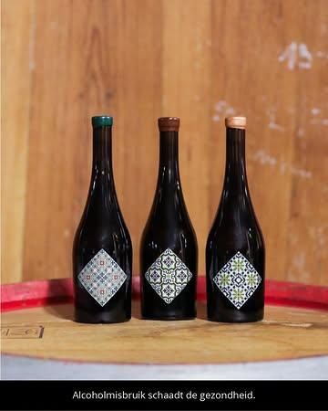 We hebben een prachtig weekend achter de rug waarop we vele vertrouwde gezichten tegenkwamen om onze nieuwste Single Barrel-release voor het eerst te proeven. Kon jij er niet bij zijn? Het pakket is nu online te koop! Onze Single Barrel is de meest pure en eerlijke expressie van de ontmoeting tussen de Zennevallei en Andalusië. Wees behoedzaam: de voorraad is strikt gelimiteerd.

Single Barrel PX
Gelegen in het uiterste grensgebied van het sherrylandschap, in Montilla-Moriles, brengt Toro Albala een unieke, complexe expressie van de zoetere Pedro Ximénez-druif. De driejarige lambik is een zachte complexe basis voor deze Single Barrel. 

Single Barrel Brandy
Voor dit Brandy de Jérez vat keerden we wederom terug naar één van onze favoriete bodegas, Josefa Perez in Jerez de la Frontera. Deze spirit, gedistilleerd uit de basiswijn van de sherryregio, rijpte jarenlang op dit vat, waarna het vat naar onze vatenruimte verhuisde.

We have just enjoyed a wonderful weekend, in which we encountered many familiar faces gathering to taste our newest Single Barrel release for the very first time. Were you unable to join us? The package is now available online! Our Single Barrel is the most pure and honest expression of the meeting between the Zenne Valley and Andalusia. We invite you to explore this release swiftly, as quantities are strictly limited.
Single Barrel Oloroso
For this Single Barrel, we selected the finest Oloroso cask from Gutiérrez Colosía. It offers a refined expression of Oloroso’s elegant nutty richness, crafted by a family-run bodega that continues to uphold traditional methods with pride.
Single Barrel PX
Situated on the outer reaches of the sherry landscape, in Montilla-Moriles, Toro Albalá produces a distinctive and complex expression of the Pedro Ximénez grape. Our three-year-old lambic provides a gentle yet layered foundation for this exceptional Single Barrel.
Single Barrel Brandy
For this Brandy de Jerez cask, we once again returned to one of our favouri