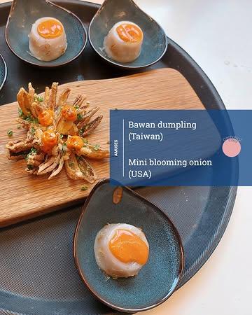 Twee werelden, één verrassende amuse.

De Bawan dumpling brengt een zachte, chewy textuur met een hartige vulling, terwijl de mini blooming onion zorgt voor een krokante, kruidige bite. Samen vormen ze een speelse combinatie van zacht en krokant, oosters en westers, verfijnd en verrassend herkenbaar.

Proef de wereld in één hap: van Taiwan tot de USA.
Beschikbaar tot 30/5. 

Reserven kan via: https://www.cochonencarot.com/reservations