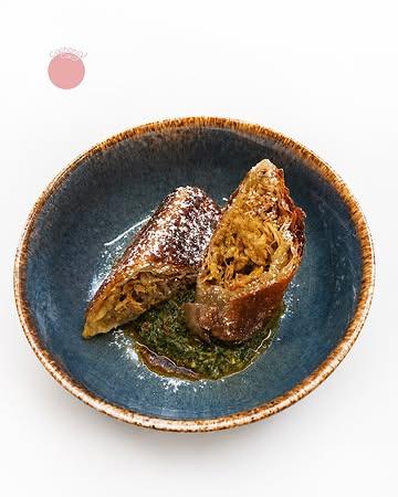 Op onze lentemenu vind je de Bastilla van Tangia: krokant filodeeg gevuld met paddenstoelen, gegaard in een kleien pot en aangevuld met een tweede, zoete vulling van amandel en oranjebloesemwater.

Zo ontstaat de typische combinatie van hartig en zoet uit de Marokkaanse keuken, afgewerkt met Chermoula en poedersuiker. 

Onze lentemenu loopt nog tot zaterdag 30/05. Kom de Bastilla van Tangia dus deze week nog proeven en reserveer tijdig je tafel. 🍽️ 

#seizoensmenu #bastilla #tangia #foodstagram