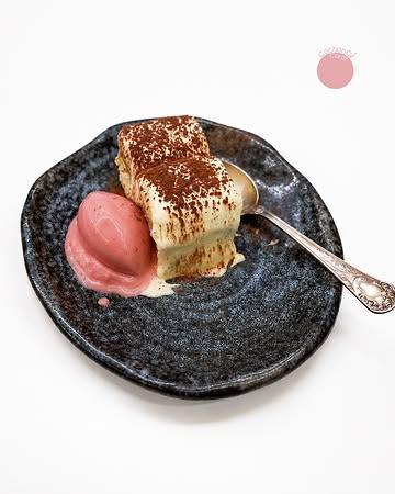 Baskenland 🤝 Italië

Twee klassiekers vinden elkaar in één dessert. Onze Basque cheesecake tiramisu combineert de volle smaak van gekarameliseerde cheesecake met mascarpone, koffie, lange vingers en frambozengelato tot een elegante afsluiter.

Reserveer je tafel en proef hem zelf. 

#basquecheesecake #dessert #tiramisu #gastronomie