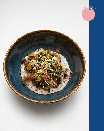 Laab Appam is onze interpretatie van twee culinaire tradities. Geïnspireerd op laab uit Laos en appam uit Kerala, brengen we Duke of Berkshire buikspek, frisse groene kruiden en een krokante appam samen op één bord. Ook vegetarisch beschikbaar.

Voor wie graag iets nieuws ontdekt: reserveer je tafel en kom proeven. 

#laabappam  #wereldkeuken #finediningbelgium