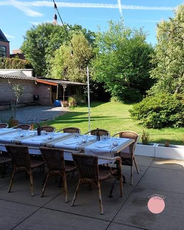 Nu de temperaturen weer wat milder zijn, is ons terras opnieuw de ideale plek om van onze zomermenu te genieten. 

Voor dit weekend hebben we nog enkele plekjes vrij. Zien we je daar? 

#zomermenu #ophetterras #finediningbelgium
