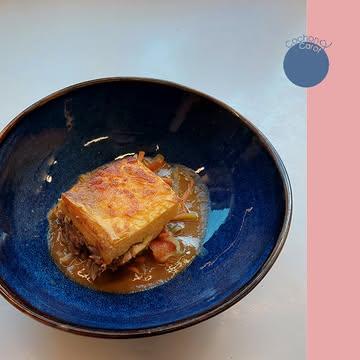 "Oxtail" pie op onze manier, met een Jamaicaanse insteek.

Duke of Berkshire schenkel, fluweelachtige saus, Jamaicaanse kruiden, polenta, cheddar en escovitch seizoensgroenten zorgen voor een bord met diepte en karakter. Ook vegetarisch verkrijgbaar op het Carrot menu.

Daar schenken we graag Renacer Punto Final Malbec Reserva bij, of kies voor Barrel Proef of Rupeliaan als bierpairing.

Kom proeven en ontdek jouw favoriet.