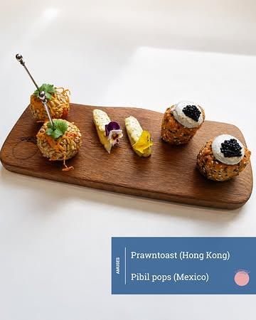 Het zomermenu begint klein, maar zeker niet onopvallend. Met prawntoast uit Hongkong en pibil pops uit Mexico starten we meteen met twee uitgesproken amuses.

Ontdek nog meer unieke gerechten uit de wereldkeuken op ons zomermenu en reserveer je tafel.

#amuses #uiteteninvlaanderen #finedining