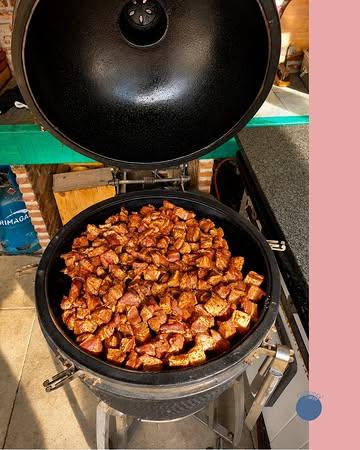 Achter de schermen zijn onze stukjes buikspek al rustig aan het roken op de kamado.

Daar krijgen ze alle tijd om zacht te garen, de rook op te nemen en die typische gekaramelliseerde buitenkant te ontwikkelen. Nog even geduld voor onze Buikspek Burnt Ends op het bord belanden. 

#burntends #kamado #buikspek