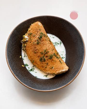 Qatayef zoals wij het graag zien: royaal gevuld, rijk aan textuur en met Egyptische invloeden in elke hap.

Ga je voor de traag gebraiseerde Duke of Berkshire varkensnek, of kies je de vegetarische versie met aubergine? Feta, pijnboompitten, pistache en yoghurt zorgen in beide gevallen voor de finishing touch.

Daarbij kan je kiezen voor Barrel Proof / Alles kapot bier of een glas Puno Blanco of Funaro. Cochon of Carot, wijn of bier, voor ieder wat wils.

qatayef #egyptischekeuken #wereldkeuken