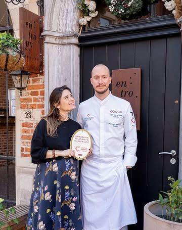 Nous sommes ravis de faire désormais partie du @collegeculinairedebelgique notre version 🇧🇪 du fameux @collegeculinairedefrance ! 

Cette sélection d’artisans du monde culinaire fédère un réseau unique d’hommes et femmes engagés activement pour une cause : faire de l’artisanat et de la diversité culinaires, une alternative durable face à l’industrialisation et la standardisation de l’alimentation, de la restauration et de la production.

Merci pour les coups du coude ;) et votre investissement dans ce collège depuis sa création @_nok_lanoixbio @san_degeimbre_chef @montdesanges @muriel_epicurieuse 

et pour la visite sur place @celiatunc @charlottedroulers 

ravis de voir tant de nos producteurs engagés depuis le départ dans ce réseau @champ.brussels @lafruitierebrussels @_nok_lanoixbio @domaineduchenoy @be_recolt @3fonteinen @montdesanges @brasseriecantillonofficiel 🔥