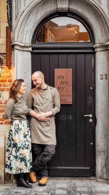 À quoi ressemblera le restaurant de demain ?

On a demandé à @adelinebarras , co-fondatrice de @entropyrestaurant_brussels , de fermer les yeux et se projeter sur les enjeux à venir pour le secteur. Une conversation enrichissante autour de questions de circularité, créativité et politique.

Chez Recyclo, nous nous attachons à contribuer à un modèle plus circulaire, local et collaboratif, main dans la main avec nos partenaires. 

Merci à Adeline et toute l'équipe d'Entropy pour leur confiance.

👉 Retrouvez l'interview complète sur notre page Linkedin Recyclo.coop 

-

Hoe ziet het restaurant van morgen eruit?

We vroegen aan @adelinebarras , medeoprichtster van @entropyrestaurant_brussels , om even de ogen te sluiten en zich te projecteren op de uitdagingen die de sector te wachten staan. Een boeiend gesprek over circulariteit, creativiteit en beleid.

Bij Recyclo zetten we ons in om samen met onze partners te bouwen aan een meer circulair, lokaal en collaboratief model.
Dank aan Adeline en het hele team van Entropy voor hun vertrouwen.

👉 Ontdek het volledige interview op onze LinkedIn-pagina Recyclo.coop

Interview : @jorisdegas

#economiecirculaire #alimentationdurable #sustainability #entropyrestaurant #recyclo