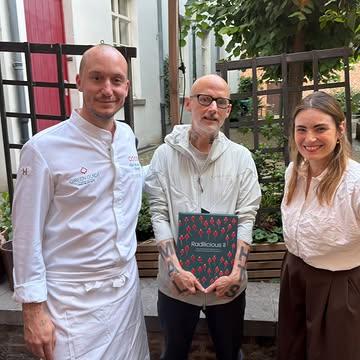“When I became a vegan in 1987, in one fell swoop I extended my life expectancy and annoyed most of the people in my life—my mom most of all.” — @moby 

It was an honour to welcome him and his team to Entropy—a pioneer whose commitment to veganism began long before it was fashionable, convenient, or widely understood. 

For nearly four decades, he’s remained unwavering in his values, proving that lasting change is built through consistency, not conformity.

His words remind us that meaningful choices often come with resistance. Every movement that reshapes culture begins with people willing to question the status quo and live according to their convictions, even when it’s uncomfortable.

We’re deeply grateful that, during his time in Brussels, Moby chose to share a meal at Entropy. It feels especially meaningful because our restaurant was created from the same belief: that food can be a powerful expression of compassion, responsibility, and hope for a better future.

That it is the connection between people—and between all living beings—that truly matters, and ultimately gives meaning to everything we do.

Being a pioneer isn’t about being right before everyone else. It’s about staying true to your values long enough for the world to catch up.

Thank you, Moby, for inspiring generations to lead with integrity—and for choosing to spend an evening with us, our dog Volt included.

Here’s to everyone who keeps choosing their values, one plate, one conversation, and sometimes… one stick at a time.