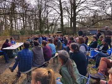 Vorige week kwamen een heleboel boeren van het CSA-Netwerk samen. Allemaal
boeren die aan ‘Community-Supported Agriculture’ doen, zoals ook op het
Polderveld. Ondertussen zijn we met meer dan tachtig boerderijen en over de
20.000 deelnemers in Vlaanderen. Onder een stralende zon dachten we na over
hoe we nog meer mensen nauw kunnen betrekken bij gezonde landbouw.

#csanetwerk #communitsupportedagriculture #gezondelandbouw
#samenstajesterker