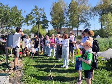 1 mei: de zonnige start van ons 10de oogstjaar! 🥳We klonken op een vruchtbaar jaar en de nieuwe deelnemers kregen tips & tricks van boer Joachim bij het oogsten van hun eerste groenten. We zijn heel blij met zoveel enthousiaste oogsters 🙏 👊👨‍🌾 🥂
#toost #csa #zelfoogst #opeengoedjaar #jubileumjaar