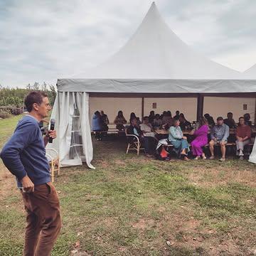 10 jaar het Polderveld! Dat hebben we zaterdag gevierd op ons boerderijfeest!

Een geslaagd feest waarop mensen samenkomen en samen eten. Want eten brengt mensen samen. De kinderen ging op zoek naar een schat tijdens een zoektocht over het veld. We hebben genoten van lekkere groenten, vlees van eigen schapen en het gezellig samenzijn. Op tien jaar is er een heel verhaal geschreven op deze mooi plek.

Deze zomer heb ik beslist dat het verhaal van het Polderveld als zelfoogstboerderij stopt na dit seizoen. 

Hoe mijn verhaal hierna voortgaat, daar zal ik nog verder over nadenken en zal de toekomst uitwijzen. Ik wil iedereen bedanken die bijgedragen heeft aan het succes van de afgelopen tien jaar!