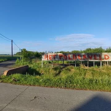 Het was een geslaagde eerste dag van onze nieuwe boerderijwinkel! Bedankt aan de eerste bezoekers met jullie blije gezichten.

We starten klein en willen langzaam groeien.
De groenten en de voorlopige inrichting van de boerderijwinkel werden gesmaakt.

Wist je dat je ook biologische boeketten kan vinden in onze boerderijwinkel?

Nu woensdag zijn jullie opnieuw welkom tussen 14u en 18u voor lokaal geteelde biologische groenten, vers geoogst van het veld.

Openingsuren:
Zaterdagvoormiddag: 9u – 12u30
Woensdagnamiddag: 14u – 18u

Inrit via de toegangsweg naast het bord van ‘Het Polderveld’ in de Westkapellestraat (huisnummer 418). Uitrit via de velden.