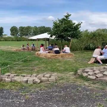 We moesten vandaag toch even bekomen van de opendeurdag gisteren. Wat een overrompeling!

We zijn dankbaar voor de massale belangstelling en de positieve reacties. Het was fijn dat het ijs en het concept van de zomerbar gesmaakt werden. 

Wie er gisteren niet bij kon zijn: onze zomerbar is nog iedere woensdagnamiddag en ieder weekend open tot eind oktober.

Er is heerlijk gebak, verschillende drankjes en bio koffie gebrand door @brazila_coffee_roasters. Maar kom vooral eens langs om te proeven van de smaak van de polders op een hoorntje! Alle ijs is zelfgemaakt met fruit van onze bioboerderij. 

We starten met vijf smaken: aardbei, framboos, appel-rabarber, roze pruim en mispel. Geleidelijk aan zullen er meer smaken bijkomen: klassiekers, maar ook bijzondere smaken voor wie goesting heeft in iets uitzonderlijks.

Want wat is bijvoorbeeld een mispel en hoe smaakt dat? Dat leggen we jullie graag uit en laten we jullie proeven in onze zomerbar!

Openingsuren zomerbar en boerderijwinkel:
Woensdag: 14u – 18u
Vrijdag: 14u - 18u
Zaterdag: 9u – 18u
Zondag: 11u - 18u
Inrit via de toegangsweg naast het bord van ‘Het Polderveld’ in de Westkapellestraat (huisnummer 418). Uitrit via de velden.