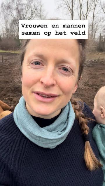 De VN heeft 2026 uitgeroepen tot het jaar van de vrouw in de landbouw 💪🏽. 

Op vraag van @csa_netwerk_vlaanderen en @voedselanders sta ik daar in dit filmpje bij stil. 

Het allereerste dat in me opkwam was het plezier om samen te boeren met twee ijzersterke mannen 🥰. Mijn collega’s Benny en Basil, die ruimte creëren voor mijn momenteel grote rol als mama, die op mijn bevel fantastische filmpjes maken voor onze socials en op mij vertrouwen als boekhouder en personeelsmanager. 

Vrouwen en mannen, we versterken elkaar en kunnen zo bergen werk verzetten op en naast het veld 🌱☀️. 

Dat voelt goed! 
Boerin Elise 

#womenwhofarm #duurzamelandbouw #dowhatyoulove