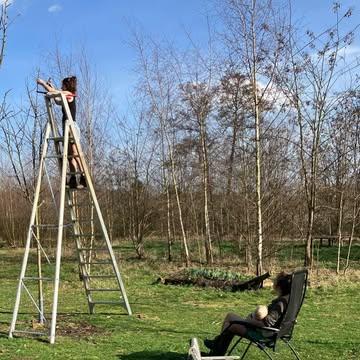 Terwijl Elise al borstvoedend vanuit haar ligstoel instructies geeft, leert stagiair Oona appelbomen snoeien 👌🏽. Boeren met een baby, alleen samen lukt het 🌱! 

#womenwhofarm #duurzamelandbouw #dowhatyoulove @oona_vervecken 💘