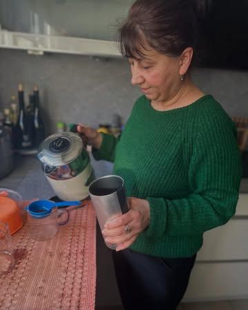 Turkse thee door mijn lieve gastvrouw Fatima met liefde gezet bij een Koerdisch ontbijt. De Chinese karakters gaan er beter in!