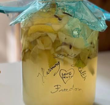 Leer zomerfrisse ice tea zonder suiker en 5 gefermenteerde dranken maken.

Eenvoudig, lekker, fris, creatief, vitaal, gezond, ... de mogelijkheden zijn onbeperkt!

Graag wijd ik jullie in tot de wondere wereld van kruiden, melanges, icetea, kefir, kombucha, gingerbug, cider en bloemenchampagne. We proeven heel veel van alle dranken. Je krijgt een kombuchazwam en/of kefirkorrels mee naar huis. 

Verras jezelf en jouw huisgenoten met kleurrijke, lekkere en alcoholvrije zomerdrankjes zonder enige toevoeging van suiker en ook niet met zoetvervangers. Volledig puur natuur! Dat kan! Ik leer jullie alle tricks met daarbij heel veel tips.

Wanneer: donderdag 17 juli  van 19u tot 22u

Locatie: Confucius Instituut, Sint-Jorisstraat 69 te Brugge - gratis parking Klaverstraat 50

Prijs: €35,00 

Meebrengen:
- een fles van 0,75 liter liefst met brede hals om kefir op te zetten.
- een bokaaltje voor een kombuchazwam.

Inschrijven:
bel, sms of Whatsapp naar 0476261368

Betaling  cash ter plekke