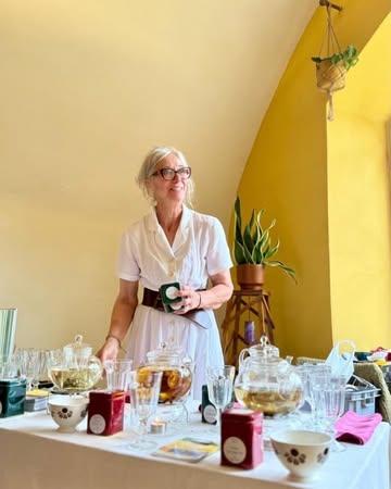 Lieve mensen,

Ann Vansteenkiste komt dit najaar weer naar de Citadel van Diest! 

Ze draagt in deze opleiding - met enorm veel passie en plezier - haar rijke kennis over. Hier kom je alles te weten & te proeven over echte pure thee. China, de bakermat van thee. We doorlopen de verschillende theesoorten en proeven er heel veel van! Hoe zet je het perfecte kopje thee? We worden ondergedompeld in de Chinese theecultuur met als apotheose een Chinese theeceremonie. 

Telkens op zaterdag en zondag. 
Les 1: 08/11/2025 Over builtjes, water en aroma’s
Les 2: 08/11/2025 Witte en Groene thee
Les 3: 09/11/2025 Oolong en Zwarte thee
Les 4: 09/11/2025 Pu Erh
Les 5: 06/12/2025 Thee zetten op Chinese wijze
Les 6: 06/12/2025 Theemelanges en gearomatiseerde thee
Les 7: 07/12/2025 De gezondheid van thee
Les 8: 07/12/2025 Chinese Theeceremonie​
Telkens van 10 tot 13u en van 14 tot 17u. 
Locatie: Straal ruimte (kleine studio) Citadel 3290 Diest
Ruime gratis parkeergelegenheid​
Inschrijven en info telefonisch, per sms, per Whatsapp of per mail:
Ann Vansteenkiste - 0476 261 368 - ann@curiosithee.be
Sara Dieltiens - 0486 365 212 - straalenstroom@gmail.com