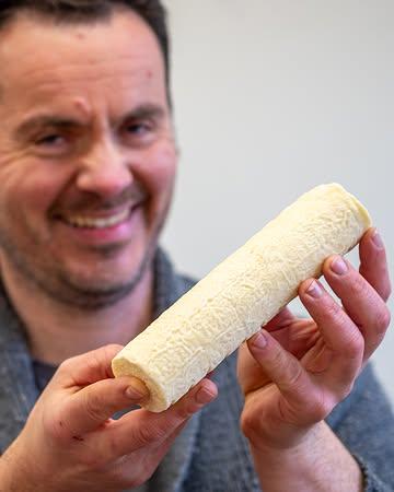 🧀 Koen met zijn favoriet: Aurélie. En hij is lang niet de enige die voor dit gerijpte geitenrolletje valt. Aurélie kreeg vorig  jaar nog een Belgian Cheese Award als beste Belgische rauwmelkse kaas. Een mooie erkenning voor het vakmanschap van onze kaasmakers.